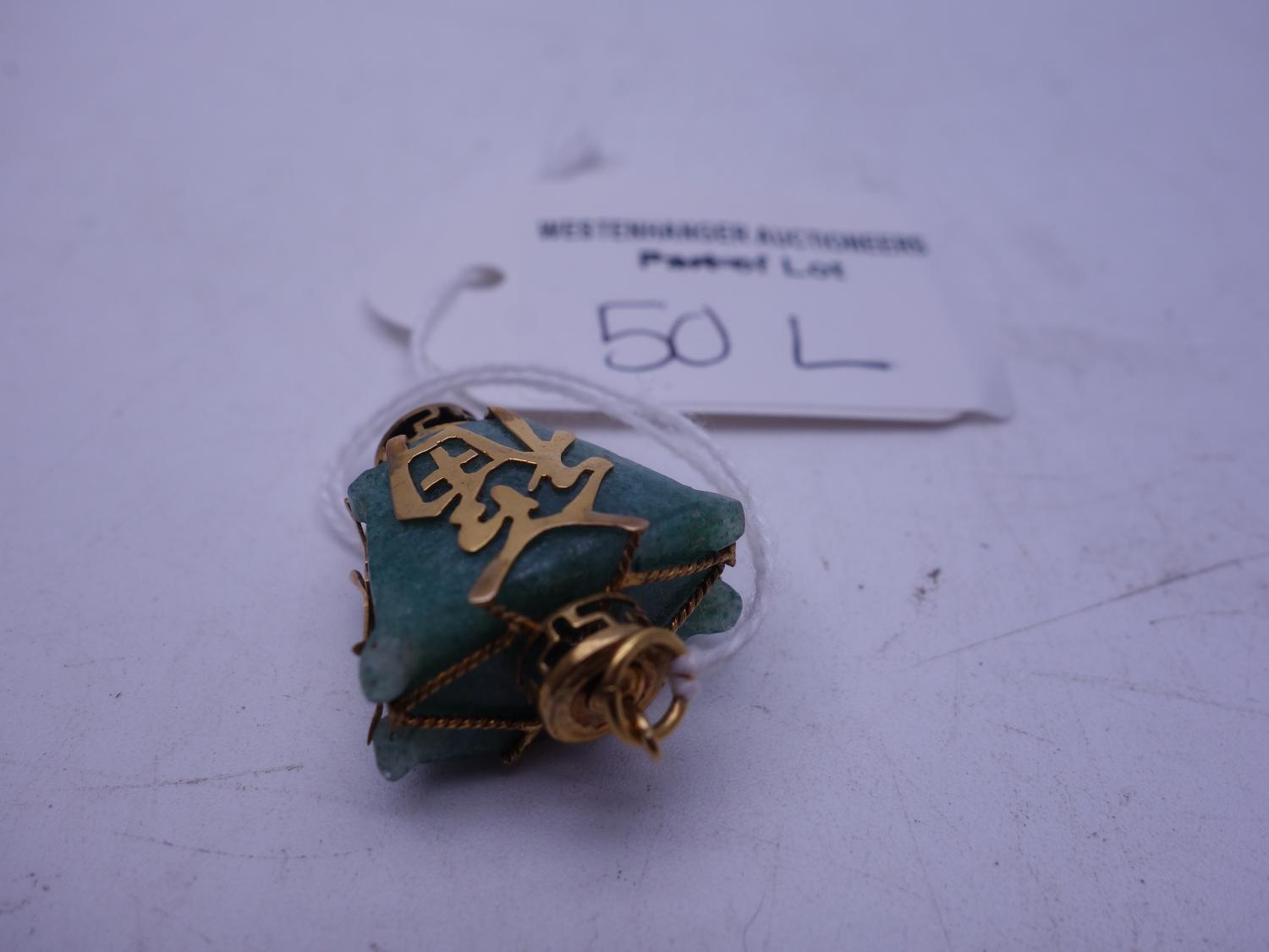 Oriental Chinese Jade and gold bound pendant, total weight 8.5 grams, the gold body pierced with - Image 3 of 3