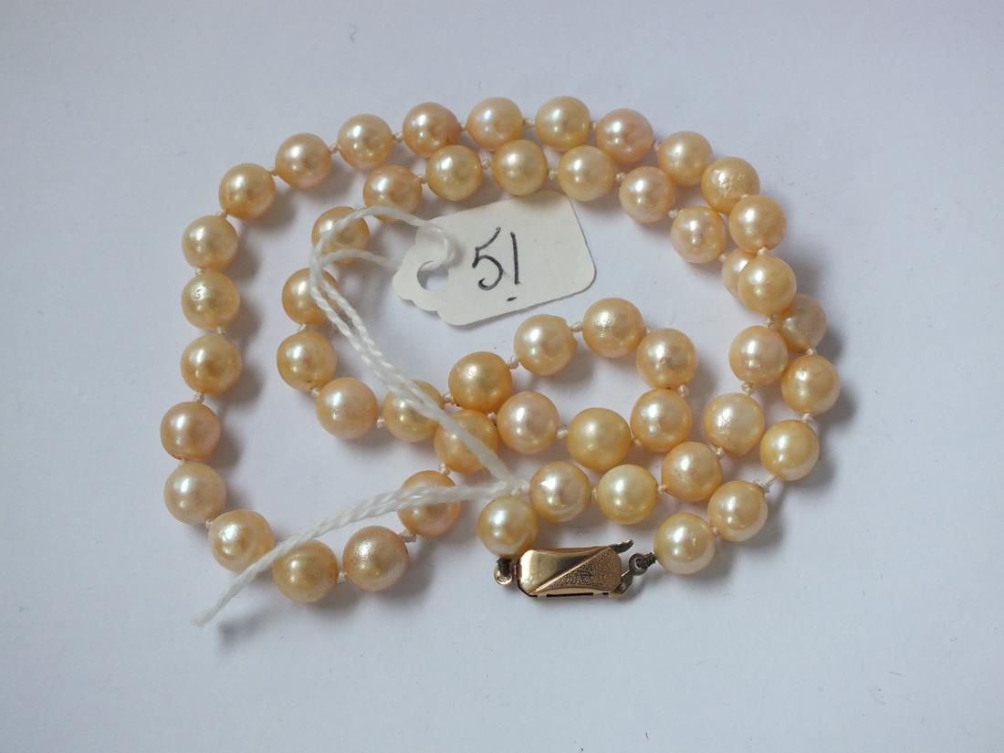 Single row of pears 18" long with 9ct clasp