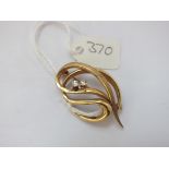 Gold brooch set with 2 diamonds 3g inc