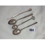 A pair of Art and Crafts tea spoons. Lon. mod. By CW etc. 28g.