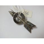 An agate set arrow brooch 5.5cm long