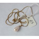 Attractive 9ct pear shaped pearl pendant on chain