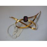 Unusual large 18ct gold and garnet brooch 7cm wide 6g inc