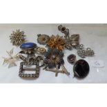 Large quantity of silver brooches 111g inc