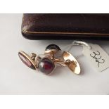 Pair gold and cabochon garnet cufflinks in vintage box 9.9g inc