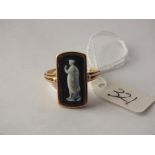 Gold and hard stone oblong cameo ring approx size P