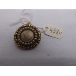 15ct. gold Victorian mourning pendant/brooch set with pearls