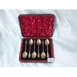 Boxed set of six good parcel gilt tea spoons, B’ham 1902 by HT 58g.