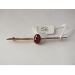 9ct bar brooch set with a single garnet 4.4g inc