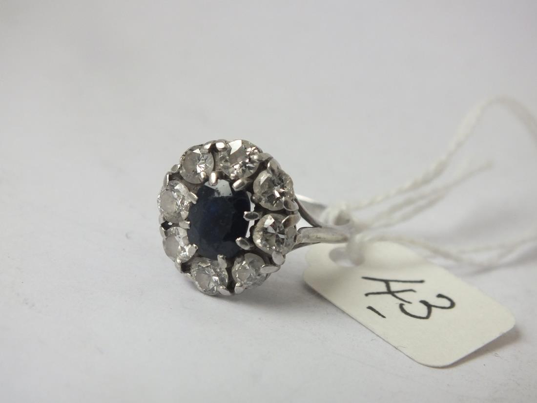 GOOD SAPPHIRE & DIAMOND CLUSTER ring set in white gold mount. Central sapphire approx 6mm long and