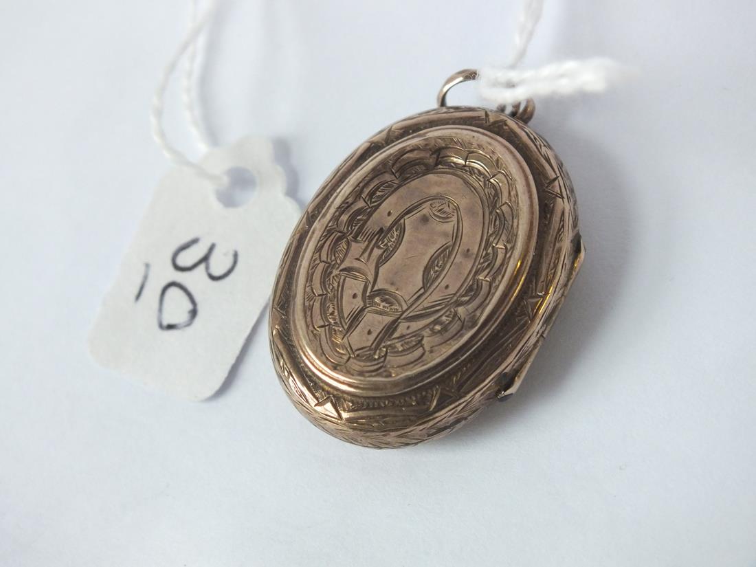 Victorian 9ct back & front floral engraved locket - Image 2 of 3