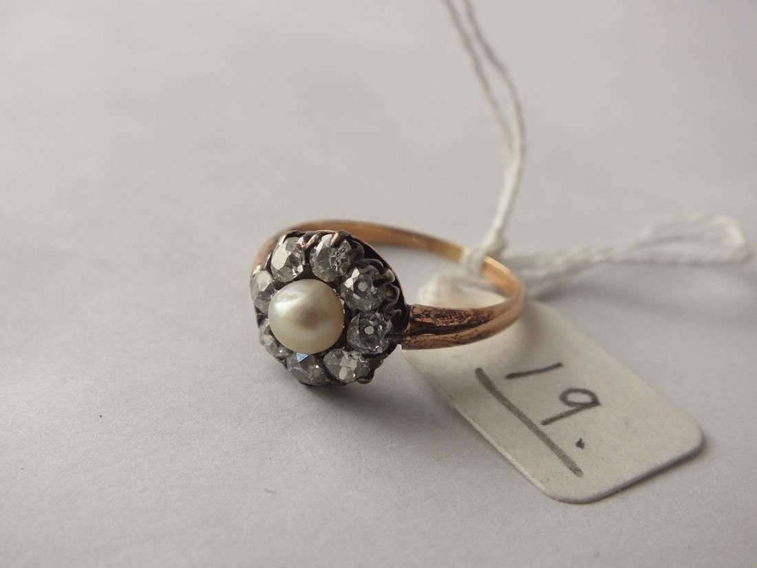 An antique pearl and eight stone diamond bordered ring, set in gold, size P - Image 2 of 2