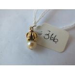 Pearl pendant with gold mount