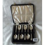 Boxed set of six Chippendale pattern tea spoons, Shef 1953 by M & W 127g.