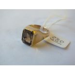 Citrine mounted gents ring with oblong stone in 9ct – Size P - 10.4gm