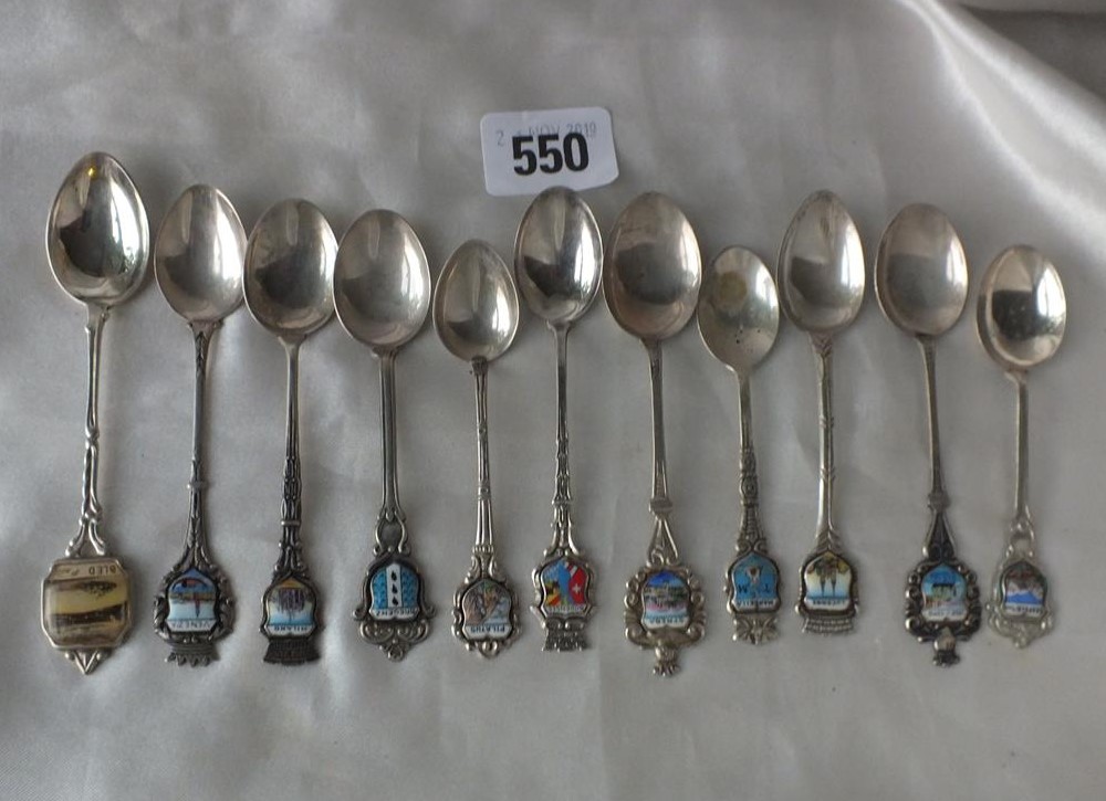 Bag containing a group of collector’s tea spoons, 100g.