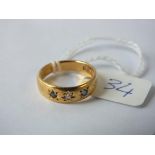 22ct gold band ring set with sapphires and diamond 4.8g inc