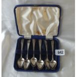 Boxed set of five Georgian bright cut tea spoons, Lon 1784 by IL, also another by Bateman’s 50g.