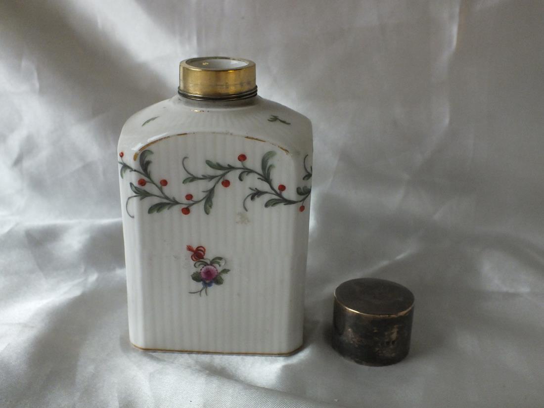 China floral decorated tea caddy with screw on cover, 4.5” high Lon 1884 - Image 5 of 5