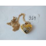 9ct. heart shaped locket decorated with flowers, 1.2g.