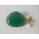 Pair of 9ct pearl earrings and silver mounted hardstone brooch