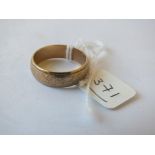 9ct wedding band with engraved decoration – Size Q - 4.9gm