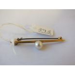 Pearl mounted bar brooch set in 9ct – 2.7gm