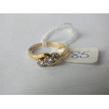 18ct gold three stone diamond ring Approx. O 3.4g