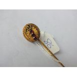 Gold and garnet stick pin 3.3g inc