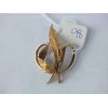 Attractive 9ct floral spray brooch 3.7g