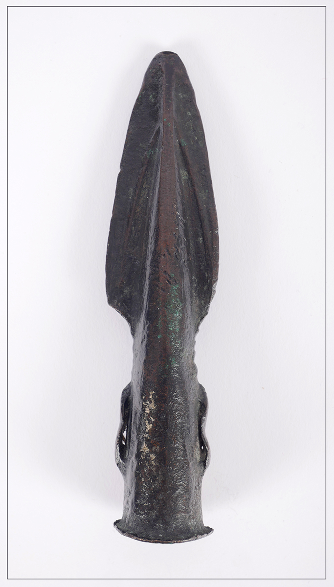 2nd Millennium BC Bronze Age Irish spearhead. An Irish bronze socketted spearhead with tapering - Image 3 of 3