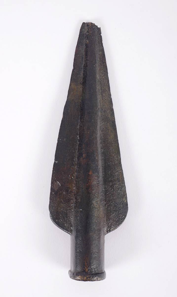 2nd Millennium BC Bronze age Irish Socketted Spearhead A Irish bronze spearhead with tapering - Image 2 of 3