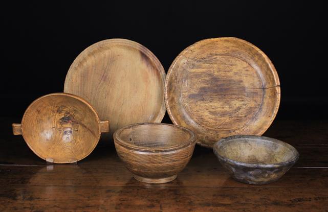 Three Antique Treen Bowls & Two Plates. An ash bow with lug handles, 2½ in (6.