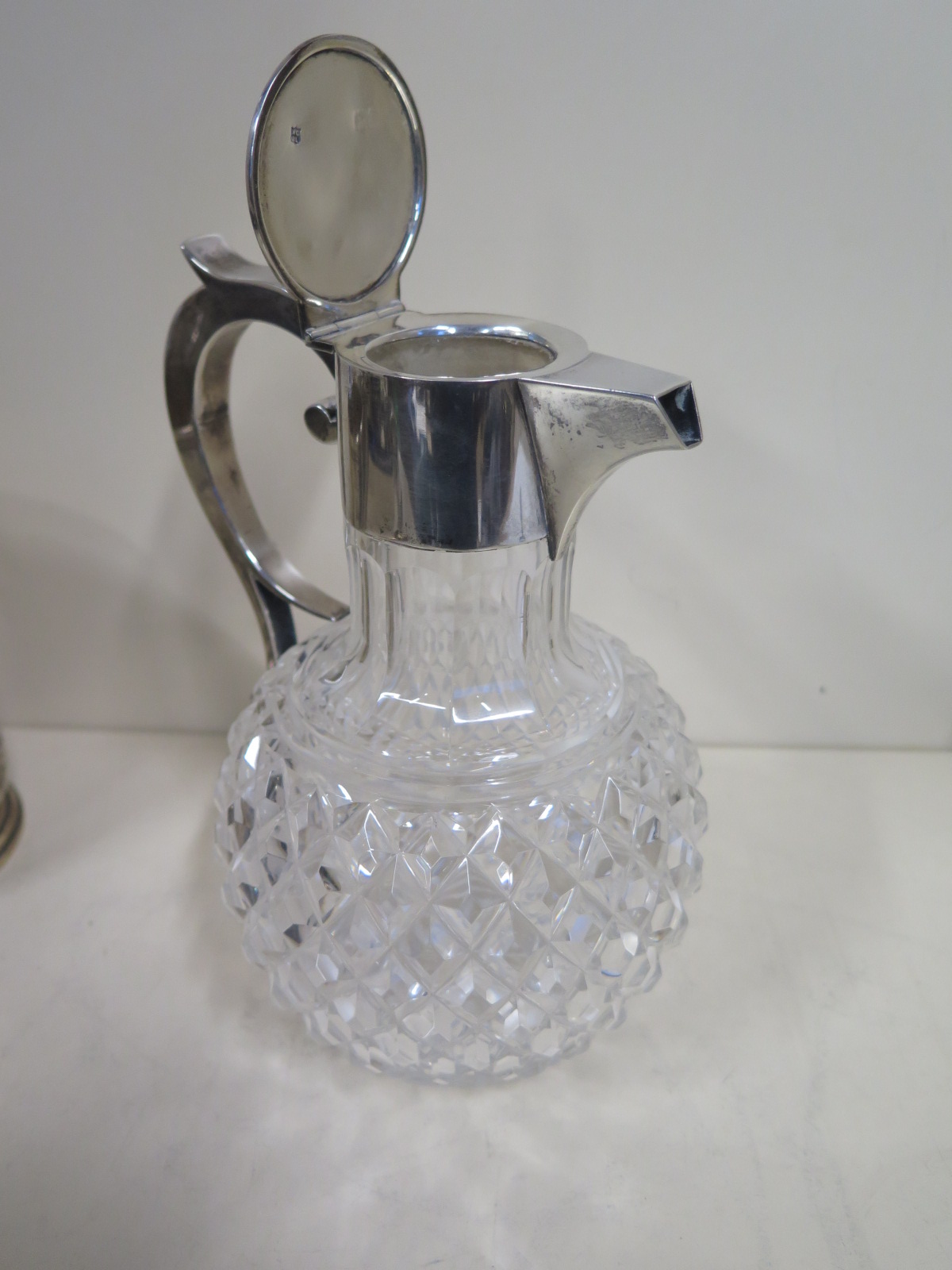 A cut glass claret jug with silver top - London WC JL 1898/99 - 19cm tall - generally good condition - Image 3 of 3