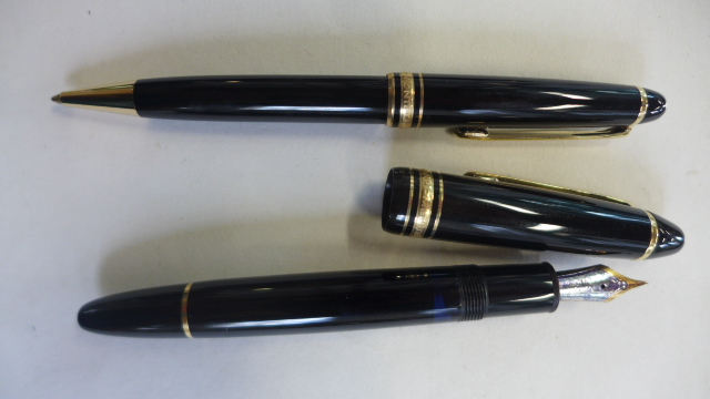 A Montblanc Meisterstuck gilt metal fountain pen with 14k nib, ballpoint pen and marker - pen set - Image 4 of 4