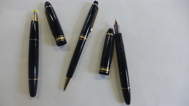 A Montblanc Meisterstuck gilt metal fountain pen with 14k nib, ballpoint pen and marker - pen set - Image 2 of 4