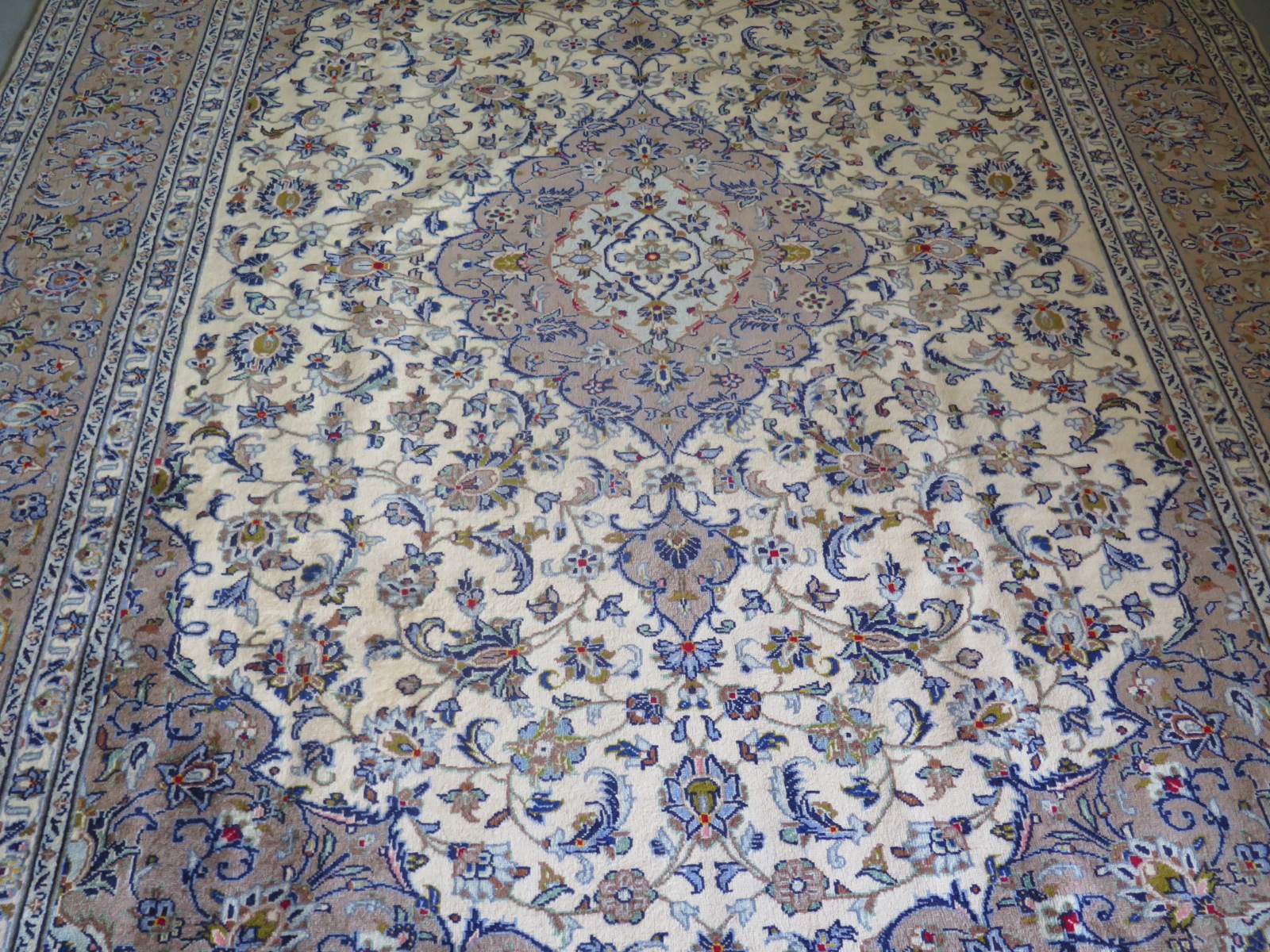 A hand knotted woollen kashan rug - 342cm x 250cm - Image 2 of 3