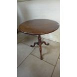 An early 19th century mahogany tilt top table with bird cage action - 67cm tall x 74cm diameter