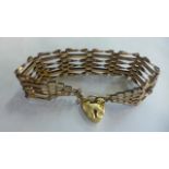 A 9ct gold gate link bracelet with padlock clasp - approx 16cm long, approx 13.7g - in good