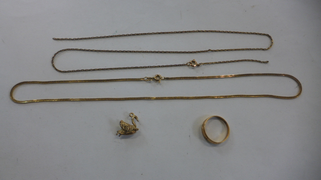 An assortment of 9ct gold jewellery - a swan charm piece, gypsy ring without stones and two