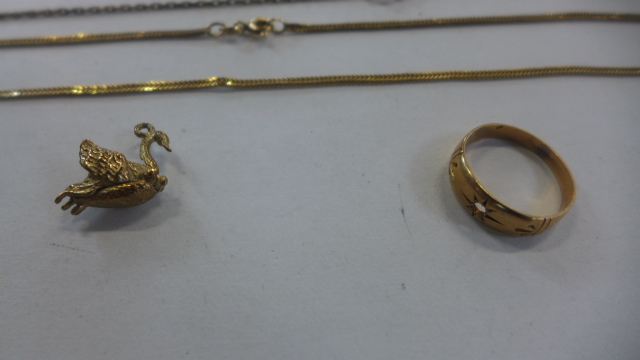 An assortment of 9ct gold jewellery - a swan charm piece, gypsy ring without stones and two - Image 2 of 2