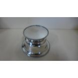 A silver inkwell with liner, London 1908, approx 3.1 troy oz, in good polished condition