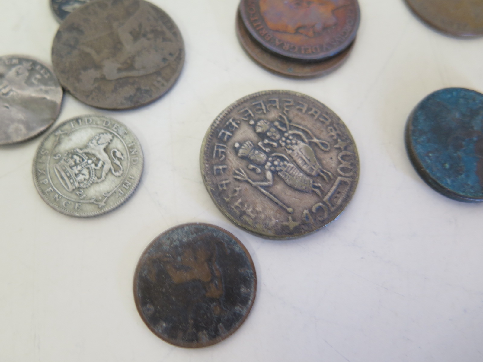 A selection of assorted coinage including a Georgian Penny, and a Temple token - Image 3 of 4