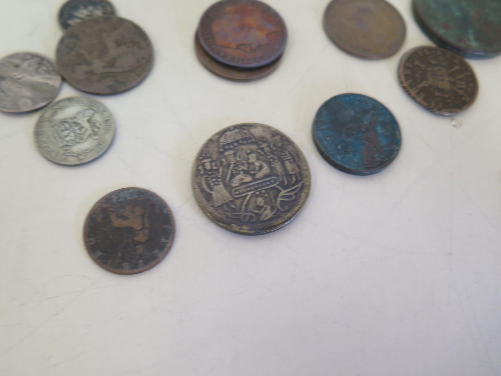 A selection of assorted coinage including a Georgian Penny, and a Temple token - Image 4 of 4