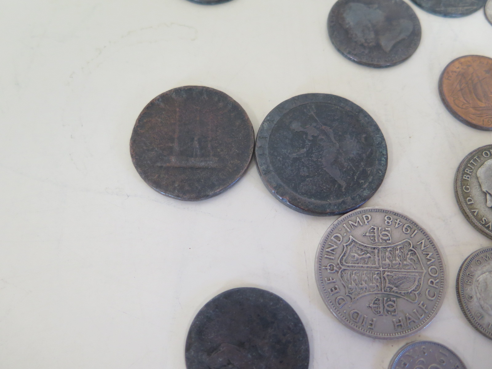 A selection of assorted coinage including a Georgian Penny, and a Temple token - Image 2 of 4