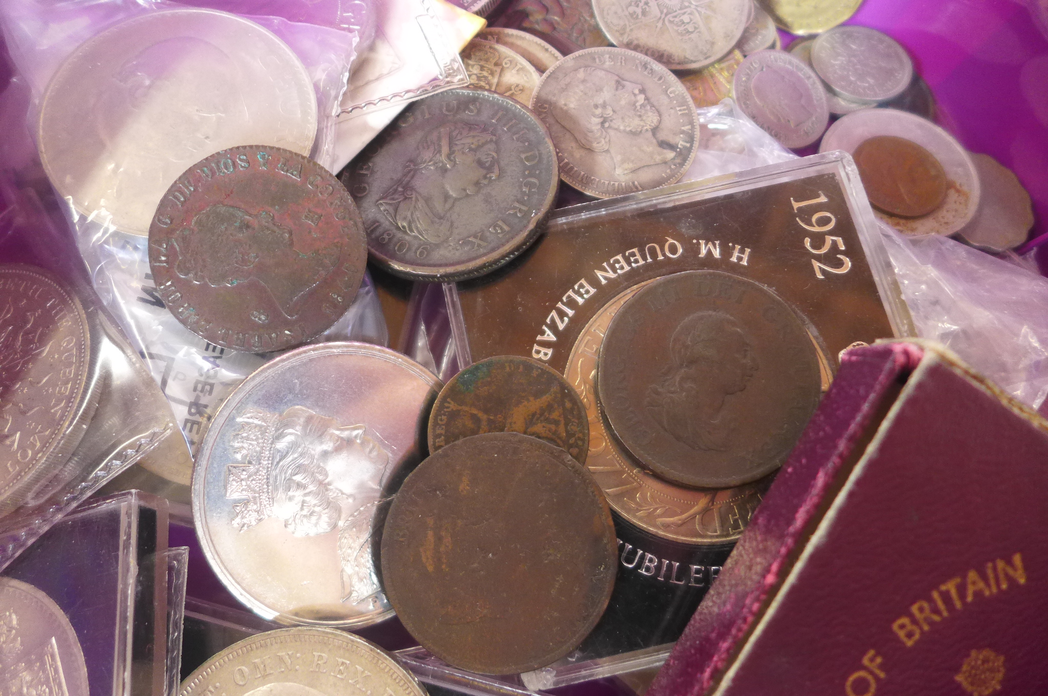 A small collection of British coinage including some international coins, approx 1 troy oz in - Image 2 of 3