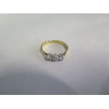 A diamond three stone 18ct yellow gold ring, one stone round brilliant cut, colour H/I clarity SI2/