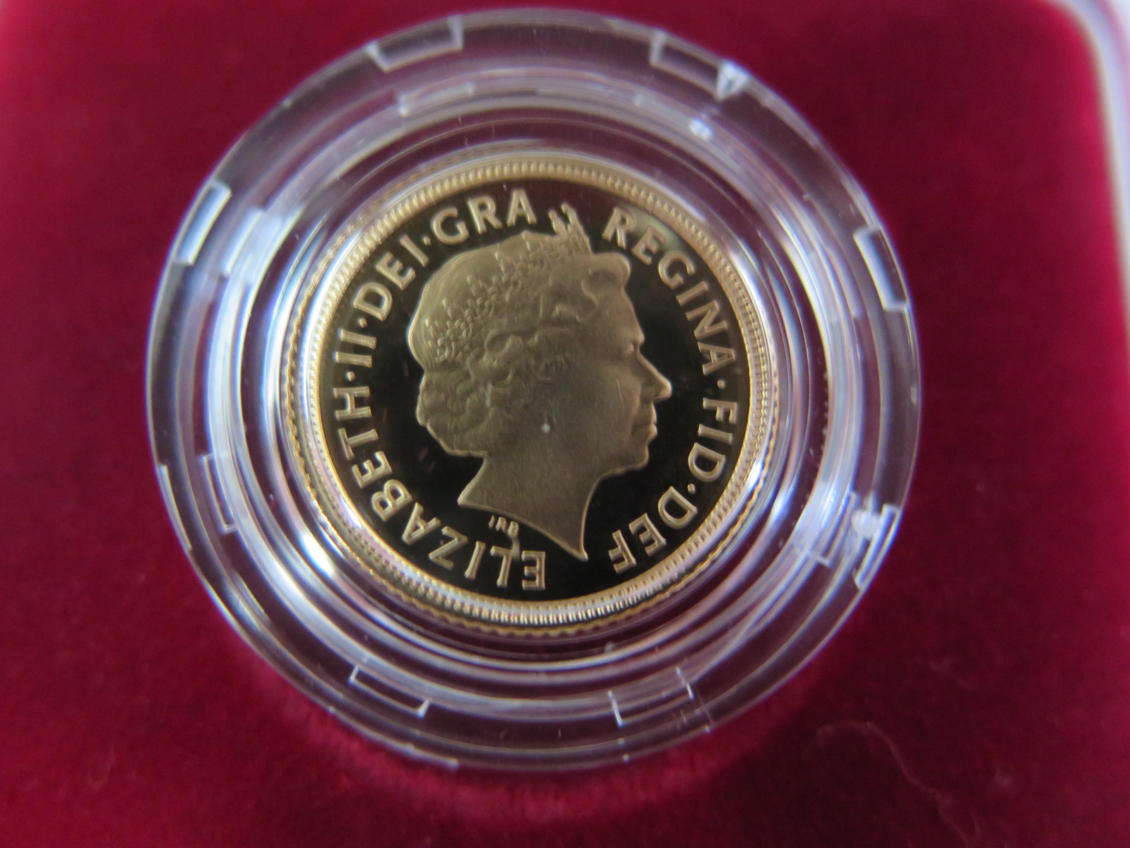 A 2005 gold proof half sovereign, approx 3.9 grams, with certificate and presentation case, in - Image 2 of 3
