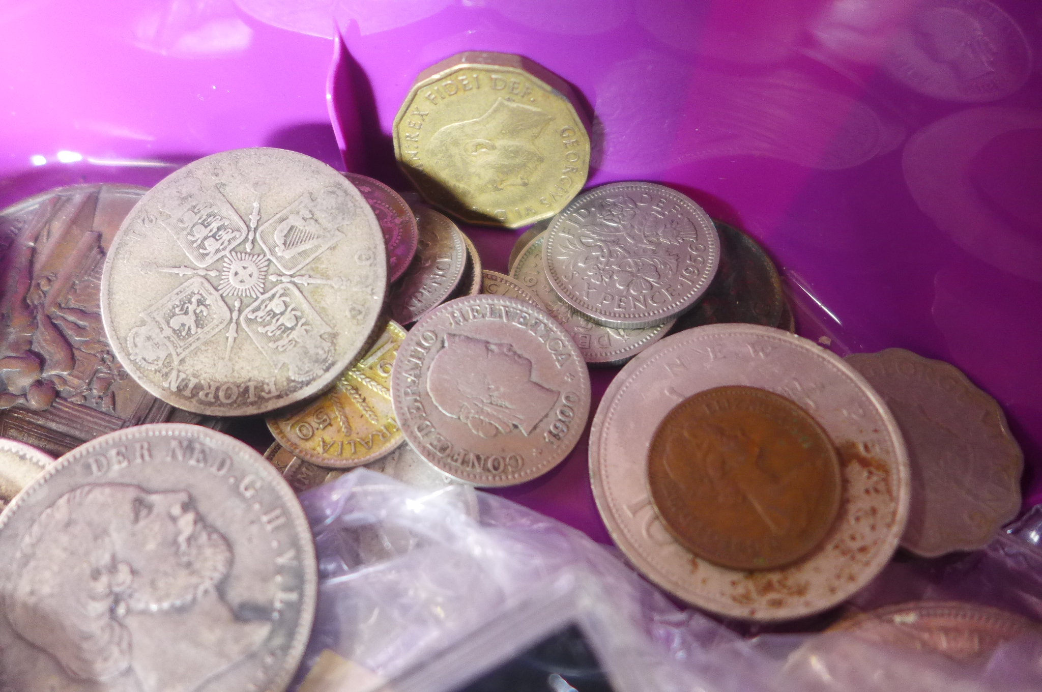 A small collection of British coinage including some international coins, approx 1 troy oz in - Image 3 of 3