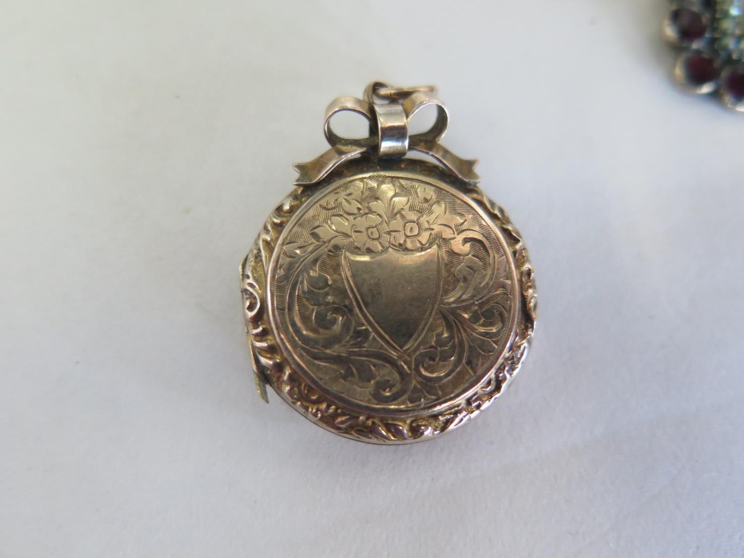 A 9ct pearl clasp, a gilt metal pendant and a locket marked gold, total weight approx 12 grams - Image 3 of 4